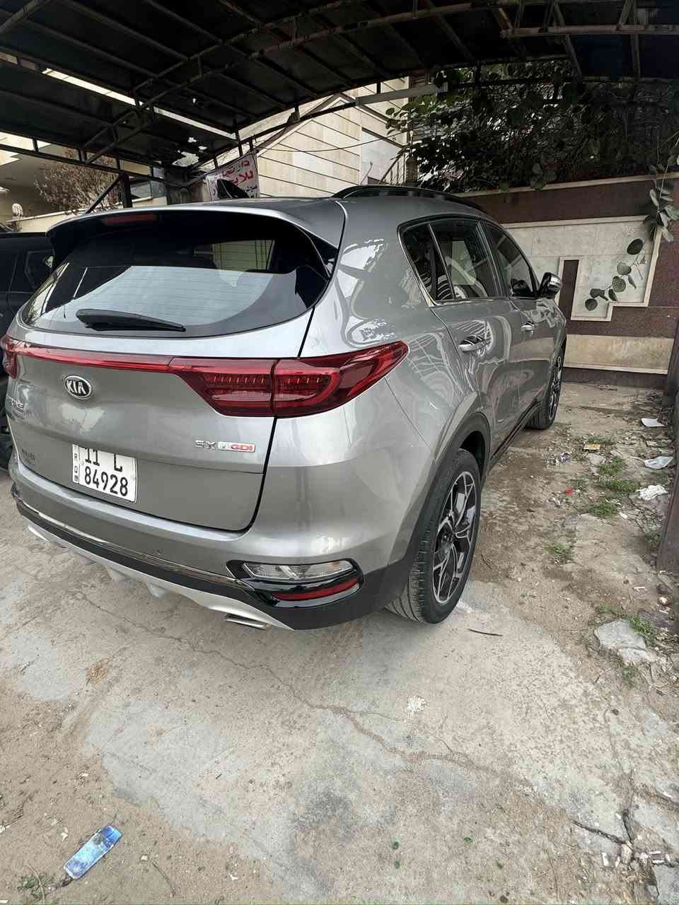 السلام عليكم
سبورتج 2020 sx 
فول واحد ع واحد اعلى فئه بالسبورتج 
باسمي تحويل ثاني يوم
بانوراما 
بصمه
تبريد تدفئه بالكشنات 
جلد لون مميز
وارد امريكي حادثها تخريب من امريكا ومصبوغه قطع 
ماشيه 50 الف
محرك 2000 تيربو 
رايدها ب158 وبيها مجال بيع فقط 
ومكانها بغداد الوزيريه 
وهذا رقمي ***********
