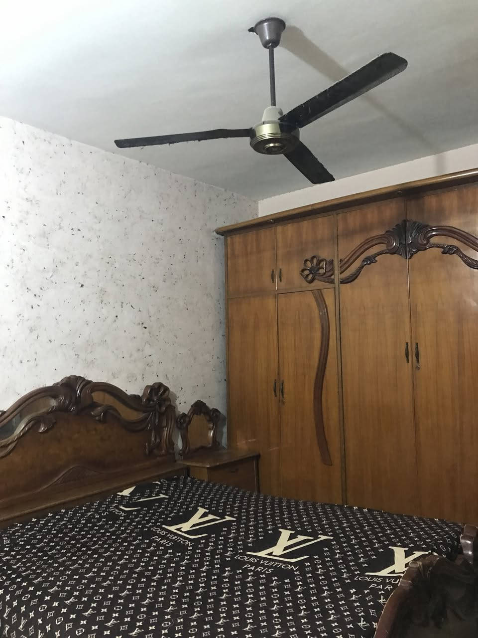 السلام عليكم غرفة نوم  نفرين ٨ قطع 

خشب عراقي صناعة عراقيه 

استعمال قليل 

متكونه من: جربايه نفرين 

كنتور ٦ أبواب مع ملحق 

ميز تواليت 

كومدي

كومديات بجانب الجربايه 

زاوية تعليق ملابس مع ملحق تحزين من الاسفل 

مثلث كومدي 

السعررر#٥٠٠ الف رايده و بيها مجال 

للتواصل للشرايه فقط على الأرقام :***********

***********

عنواني: بغداد رئاسة المعلمين أمام اسالة الماء
