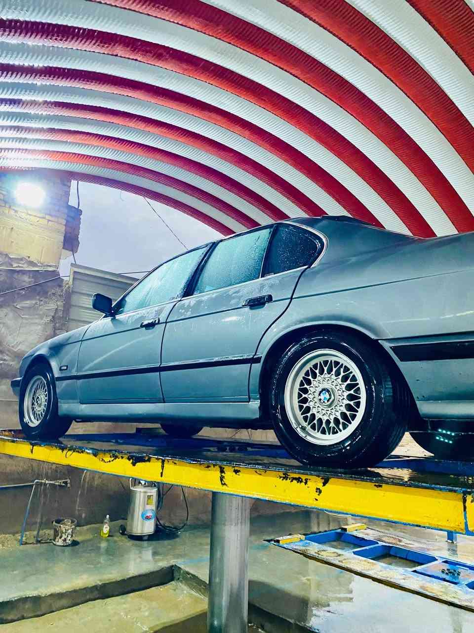 السلام عليكم
للبيع بي ام دبليو 535i موديل 1989 اصل بليته وسنويه محرك بلادي 6 سلندر وكير خير من الله نشاط وسرعه 3 وضعيات للقياده تبريد شغال غرفه نظيفه وحلوه السياره بأسمي سنويتها لل 2031 سعرها 58 وبيها مجال للطيبين 
مكاني العماره للاستفسار الاتصال على الرقم 
         ***********

