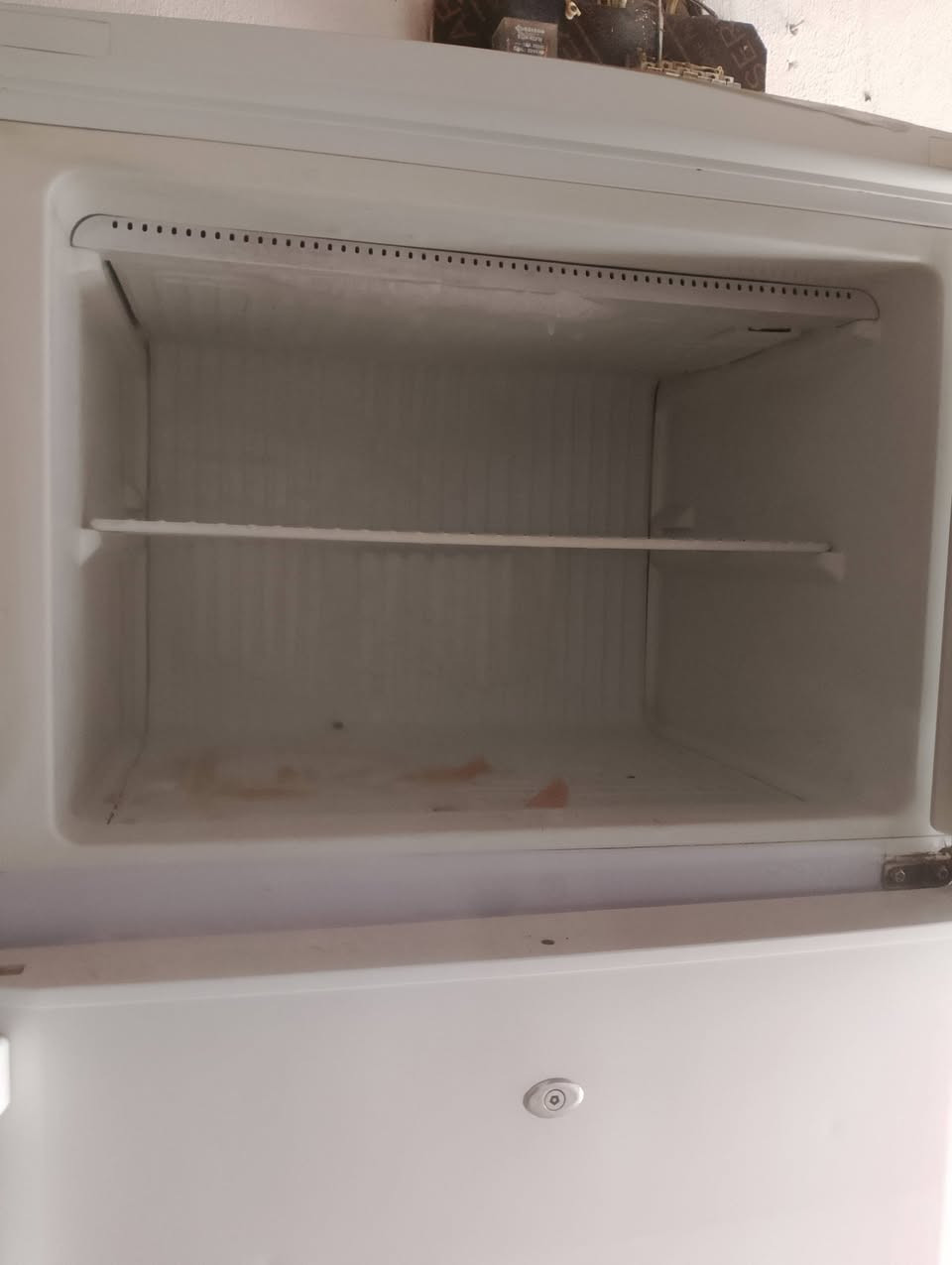 ثلاجه رويال شرط ما بيه شي نضيفه 22قدم سعر 130 /***********
