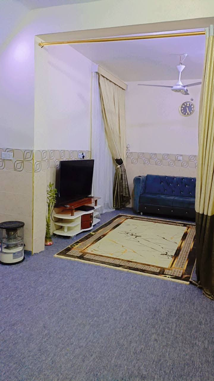 بيت للبيع بيتي مساحة 50متر طابقين كونكريت مسلح طابو سند 25 بناء حديث غرفتين وصاله وستقبال ومطبخ حمامات2 ومنور مع الاثاث شارع بغداد حي العباس عامود12 ع الحولي قرب مولدة صدام كيلو ونص عن الامام 3دقائق عن الامام السعر 85 رقم الهاتف***********
