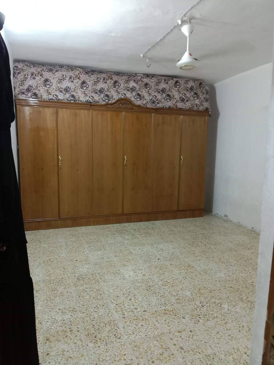 للبيع بيت حي مهندسين بل ساهرون قرب مركز الاستخبارات 200متر غرفتين وصاله وستقبال وتخاريج وصحيات داخلي وخارجي وبي شقه درج عل شارع نص طابق غرفه وصاله وصحات *********** الاستفسار
