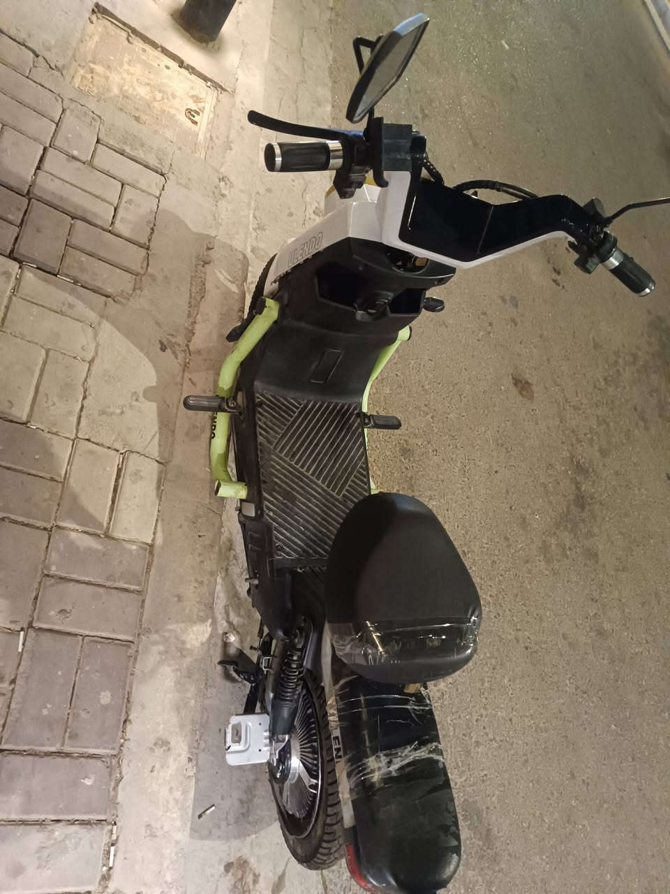 السلام عليكم.. دراجة شحن (سكوتر كهربائي) مميزة للبيع 🏍️⚡
الدراجة نظيفة جداً وجاهزة للاستخدام (شلع وبيرغ)، ومصروف عليها قطع جديدة وممتازة.

​المواصفات والقطع المحدثة:

​🔋 البطاريات: جديدة تماماً (حجم كبير) بأعلى كفاءة.

​🧠 العقل: جديد ومبدل حديثاً لأداء مستقر وقوي.

​🚀 السرعة القصوى: تصل إلى 80 كم/ساعة.

​🛣️ المسافة: تمشيك 40 كيلو بالشحنة الواحدة (توب للمشاوير والعمل).

​🕹️ مثبت سرعة (كروز كنترول): ميزة مريحة جداً للخطوط المفتوحة والمشاوير الطويلة.

​💡 الإضاءة: لايتات أمامية عدسات LED دبل (إنارة قوية جداً وشكل مميز).

​🛠️ الحالة: الدراجة كاملة وما تحتاج أي مصاريف، جاهزة ومكفولة من النواقص.
العنوان بغداد ابو غريب 
للاستفسار على الخاص


**إذا كنت صاحب هذا الإعلان وتريد حذفه لأي سبب، رجاءا أرسل رسالة إلى الدعم الفني**