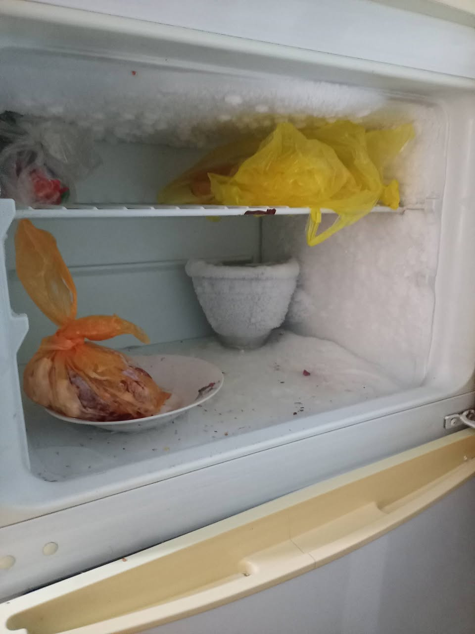 ثلاجه للبيع فقط جوه متبرد الفريز ثلج سعر ١٥٠ جديده راقم ***********
