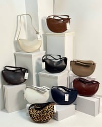 جنط نسائي سعر المفرد 10 آلاف دينار سعر الدرزن 84 ألف دينار قياس 15 × 3...