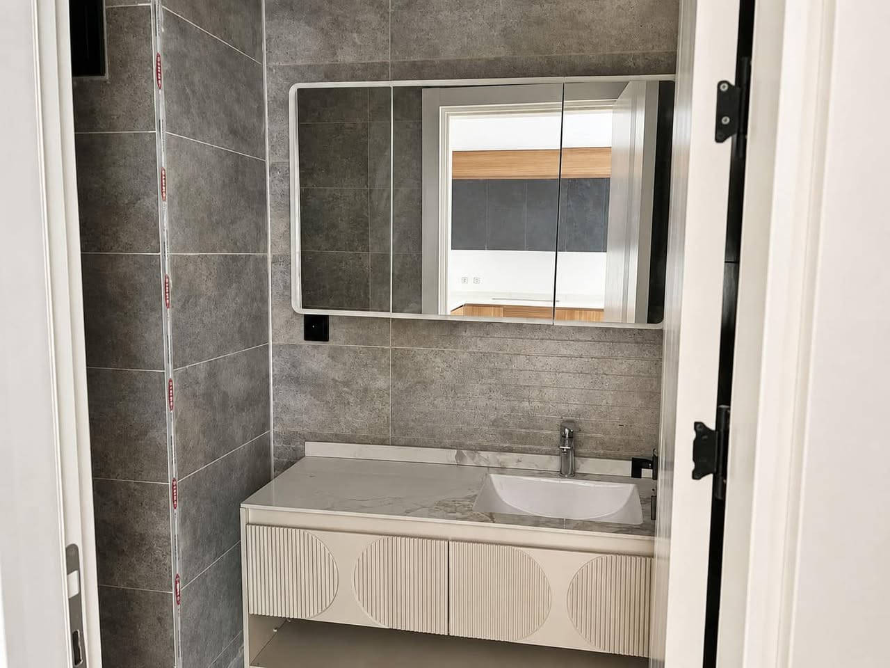 🏙️✨ شقة فخمة للإيجار بموقع من أقوى مواقع دهوك
📍 داخل Elegance Towers مباشرة مقابل Duhok Central Mall

للإيجار شقة راقية بمساحة كبيرة، إطلالة جميلة، وموقع مركزي جداً في قلب دهوك.

نبحث عن مستأجرين محترمين أو شركات ترغب بسكن راقي داخل واحد من أفخم الأبراج في المدينة.

الشقة جديدة ولم يسكنها أحد من قبل. أول مستأجر راح يكون أول شخص يسكن بيها.

المعلومات:
Elegance Towers
بناية A1
الطابق: 11
رقم الشقة: 9
المساحة: 182 متر
الاتجاه: جنوبي
النظام: 3 غرف + صالة معيشة
غرفة ماستر مع حمام وتواليت خاص
حمام ثاني مع تواليت
صالة واسعة مفتوحة على المطبخ
بلكونة طويلة تربط الغرف وتطل على الشارع الرئيسي

الشقة تقع في قلب دهوك، مباشرة أمام Duhok Central Mall، وقريبة من المحلات، المطاعم، الكافيهات، والخدمات اليومية.

إطلالة على الشارع الرئيسي، جودة Premium، تصميم حديث، وموقع يعتبر من أقوى المواقع السكنية في المدينة.

مناسبة للعوائل، الموظفين، أو الشركات التي تبحث عن شقة راقية وموقع استراتيجي في دهوك.
للأستفسار اتصل ***********
