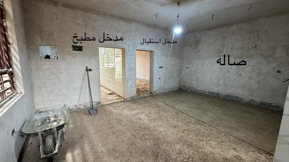 دار للبيع يبعد عن تبليط مال كورنيش مسافة ١٠٠ متر 
 مساحة الدار ١٦٠متر 
يتكون من مطبخ استقبال صاله غرفت نوم مجمع صحيات داخلي منور خلفي مع ممر جانب الدار اضافة إلى ماء وتبليط أمام دار  
طابو زراعي سند ٢٥
للاستفسار واتساب او اتصال 
***********
