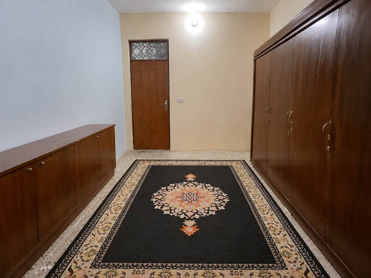 دار للبيع تاجي 24ابو عظام مساحه 150 متر طابو صرف بناء جديد طابق ونص
يحتوي على استقبال ‏

صاله و مطبخ وحمام عدد 2 

غرف نوم عدد 3 

و كراج 

‏الاستفسار أكثر اتصال 📞 

***********
