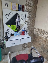محل حلاقة • للبيع • مؤثث