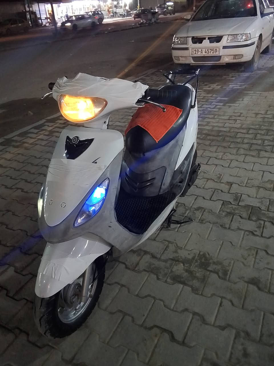 السلام عليكم 😇
ماكس منغولي للبيع 
مكينه مفتوحه 
كهربائيات كلها شغاله سلف باتري كله جديد 
شرط شلعه ومعدل ناعمه كلش 
السعر (500)وبيها مجال 
مكاني نجف حي ميسان 
هـ***********
