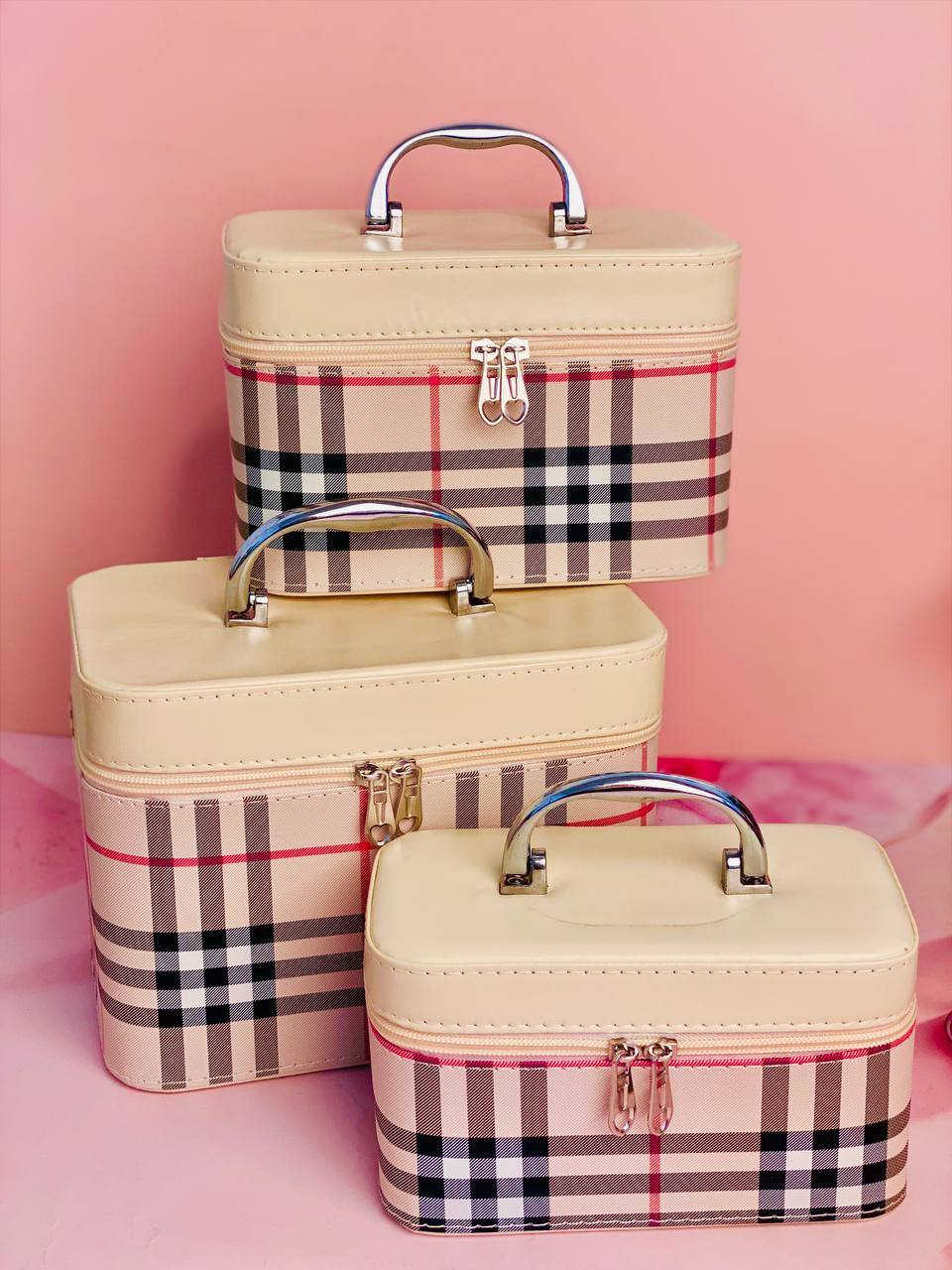 سيت حقائب مكياج "لندن" الثلاثي.. الجمال كله بمكان واحد 🌸. إذا تحبين مكياجج يكون مرتب ومحفوظ وبنفس الوقت الجنطة شكلها يفتح النفس، فهذا السيت إلحاقاً الج! 😉
• ثلاث قياسات: جبيرة، وسط، وصغيرة.. يعني تشيل كل أغراضج من العطور للمكياج لأصغر الإكسسوارات 💄💍.
• الديزاين: نقشة لندن والورد، قمة بالأنوثة والنعومة 🏰🌷.
• الجودة: يدة قوية وسحاب أصلي، يعني كد ومد ومو بس شكل! 💪✨

سعر السيت 25 الف

🚘يوجد خدمة توصيل لجميع محافظات العراق ٤ الاف🚘


**إذا كنت صاحب هذا الإعلان وتريد حذفه لأي سبب، رجاءا أرسل رسالة إلى الدعم الفني**