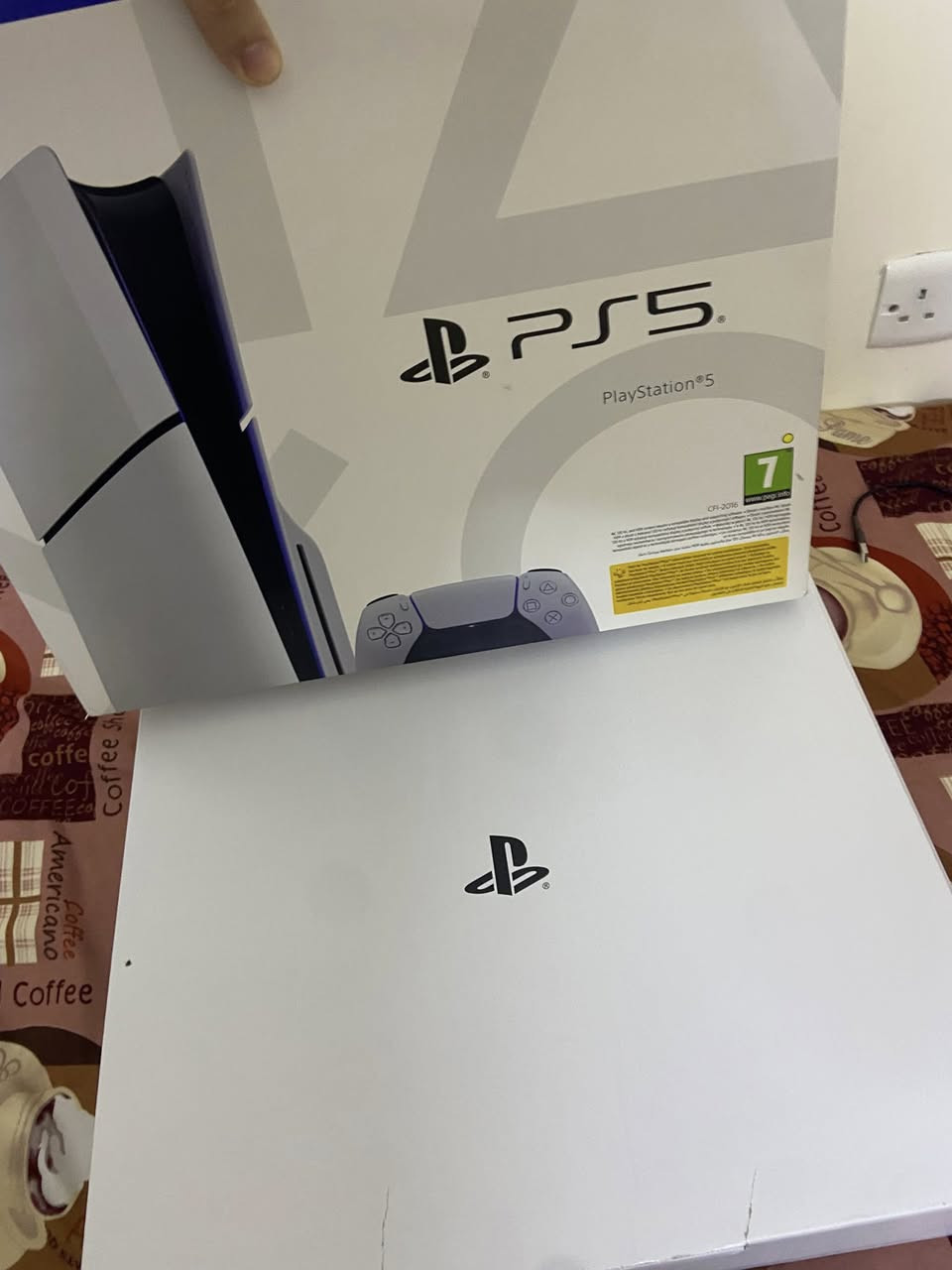 السلام عليكم بلي فايف سلم اوربي ذاكرته واحد تيرا 
اخوان الجهاز حاله حال جديد الله شاهد شخط صغير مابي وبي ضمان وتاخذه من باب البيت
يعني من تاخذه اعتبر نفسك ماخذ جديد كامله كل ملحقاته الاصليه حتى الجياسه مال شركه
بي شكم لعبه داخل جهاز رزدنت ايفل ٢ وسايلنت هيل وفورت نايت و روكت ليك وبعد شكم لعبه
سعره (٦٧٠) رجاءً ادور فكريات لتدخلي  علما ً الجديد سعره من٧٥٠ لل٨٠٠
مكاني بغداد الاعظميه
 شراي يتصل***********
