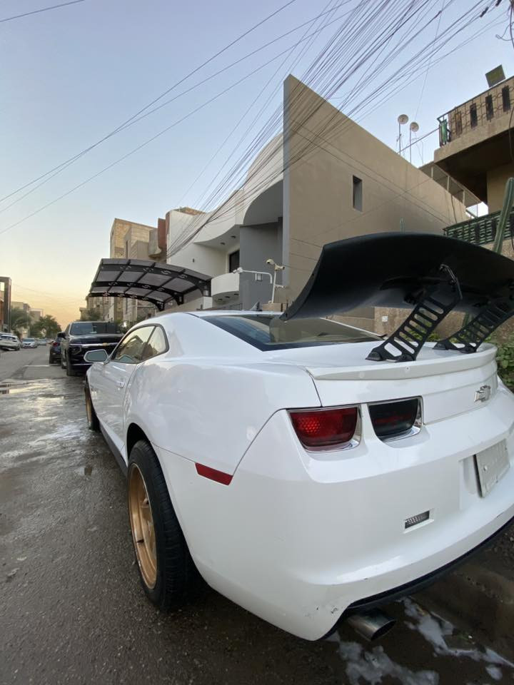 كمارو موديل 2013
ماشيه 100 
ضربتها مثل ماموضح بالصوره 
وبيها بارد بالجاملغ الخلفي هنا
بيها سستم صوت شركه بايونير سعره 5 اوراق
اكو ملاحظات شويه بالكشر 
يرادلها تخم تايرات 
سعرها 87 وبيها مجال حك الجيه
مكاني بغداد شارع فلسطين 
***********
