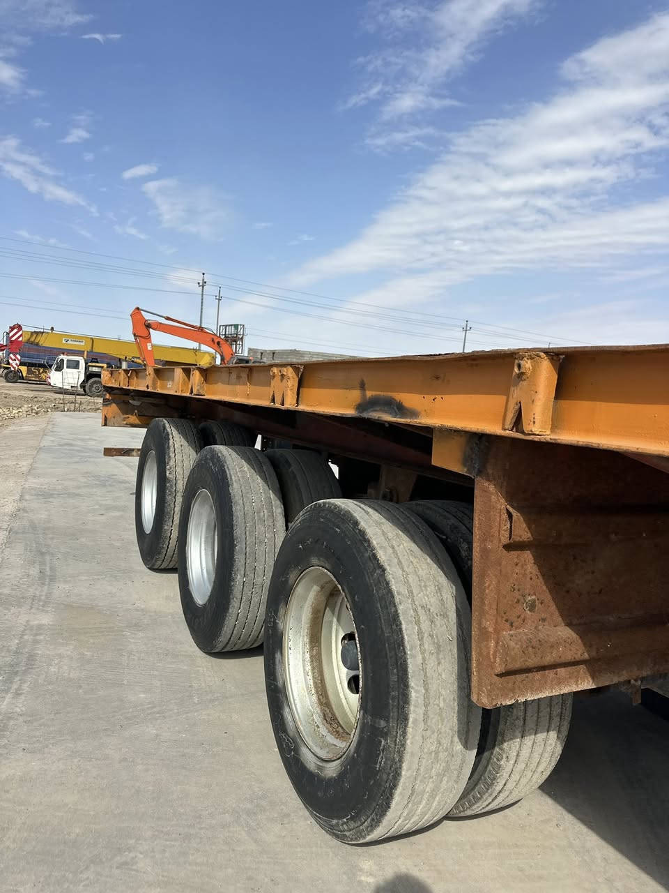 السلام عليكم عربانه مزوج 3 دنكير تايرات 22،5 عربانه جاهزه وحماله طول 12.5 معروضه بسعر مناسب اتصل وتدلل *********** حيدر .
