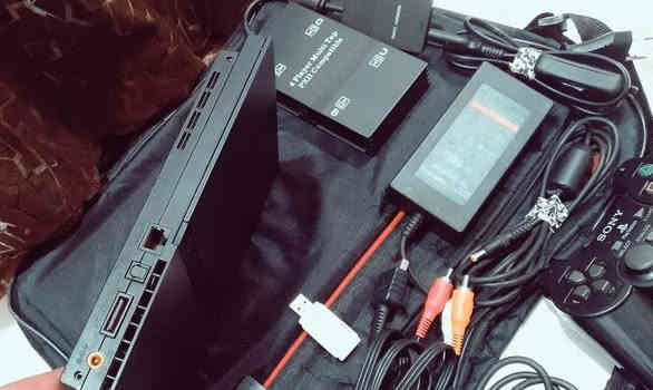 السلام عليكم
PS2 بلي ستيشن 2 . متروك صارله فتره طويله . چان شغال على حسب الأصول 
هسه شغلته اشتغل طبيعي ادوس الباور تشتغل عدسه وگلوب اخضر بس ما يعرض . ما كعدت وسكتت فتحته حته انضفه گلت بلكي يعرض 
وبالفتح انكطع شريط زر الباور  فرجعته عله وضعه ابيعه هيچ عله وضعه 
ملحقاته.. فلاش بي العاب . وميموري . ومحوله . وكيبل صوره وصوت . وادبتر يحول اربع جوستكات واربع ميموريات . واربع يدات بيهن مشاكل تكدر تحول من وحده لوحده بس ابيعهن عاطلات . وجنطه 
السعر  25  الف  
التواصل خاص او على رقمي بي واتساب 
***********
