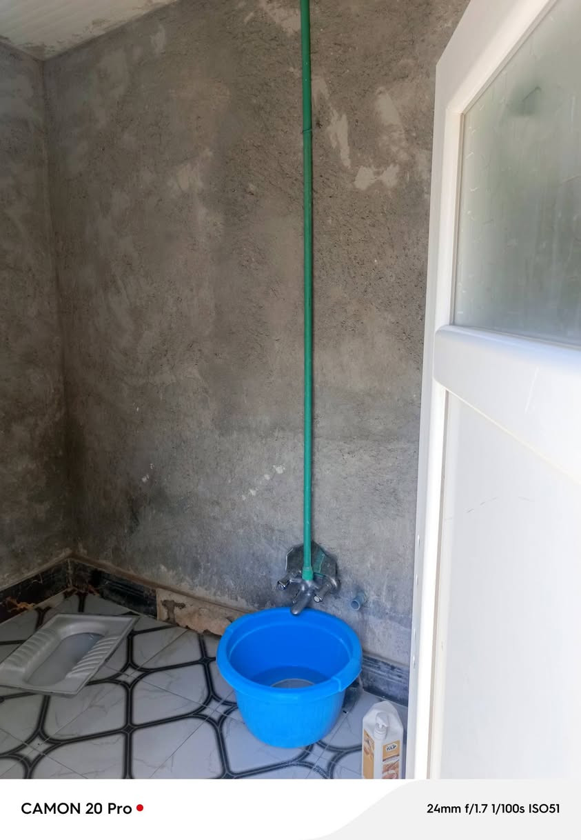 ألسلام عليكم بيع مستعجل بسبب الوعود الكاذبه رجائآ موشراي ليراسل دار الموقع حي جواد المياه 190 متر جنس الأرض صلاح زراعي تابع الى بلدية جبله معامله تطويب كامله يبعد عن تبليط 80 متر غرفتين 5في 4 جاهزات أرضيه بورسلين جدار جص وبورك كهربائيات هول علا طول غرفتين  أرضيه صبه حمام داخلي كهرباء مطبخ 4في 3 ارضيه صبه كهرباء ستقبال 6 في 4 ارضيه صبه كهرباء صحيات خارجيه كامله شراي يراسلني خاص او تصال ***********
