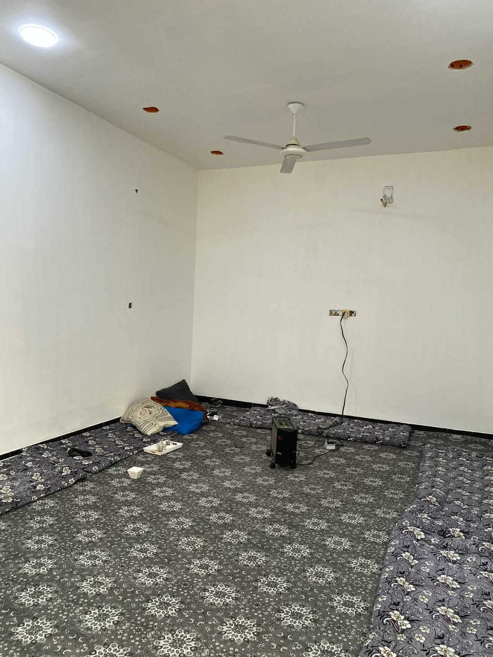 مكلف بالنشر 🏠🏡
بيت طابو زراعي مساحته 130 مربع ركن منطقة آل مراد مقابيله شارع قياس 9 متر البيت صاير ركن على شارعين شارع 9 متر شارع 6 متر البيت بناء درجة أولى بناء 2025 صب كونكريت استقبال جاهز كهربائيات وصبغ ولبخ كامل  مطبخ وصالة وغرفة داخلية بناءه مو كامل عازة ترتيبات بسيطة ويكمل حمامات اثنين داخلية وخارجية  منطقه مخدومه بكافه الخدمات ما عدا التبليط ماي اساله كهرباء ومجاري كذلك المنطقة مشمولة  بخدمات المجاري اللي من ضمن حدود البلديةللاستفسار أكثر اتصال على الرقم ‏‪***********‬‏
