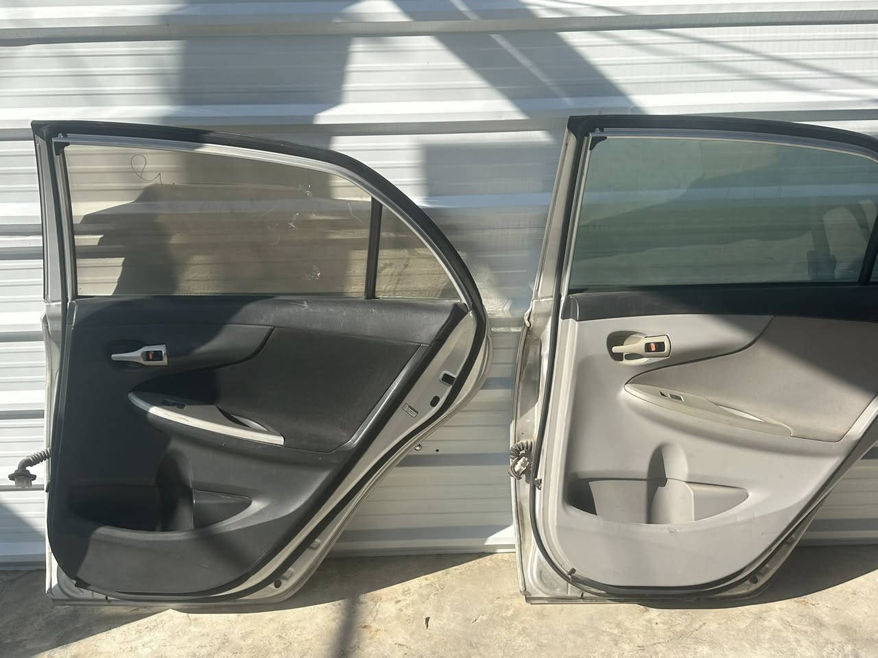 يالله بسم الله الرحمن الرحيم 
متوفر ابواب كورلا من موديل 2008-2013 
١ زوج جهة اليمين فقط خلفي لون سلڤر 
١ زوج خلفي  لون احمر 
١ زوج امامي لون سلڤر 
عنوانهن البياع الشهداء
***********
