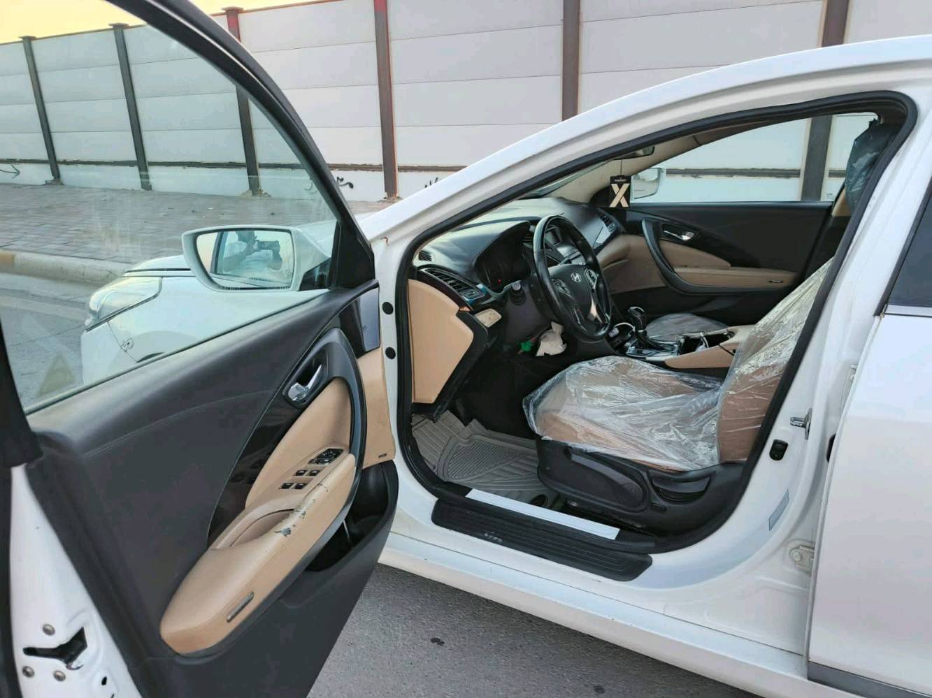 السلام عليكم سيارة ازيرا هيونداي مديل 15 خليجي 6سلندر بيها رشات صبغ كلير بدون حادث بيها خيط تبخير مكاني البصرة أبي الخصيب بيع او مراوس حسب القناعه السعر 107 وبيها مجال بسيط رقم الهاتف ***********