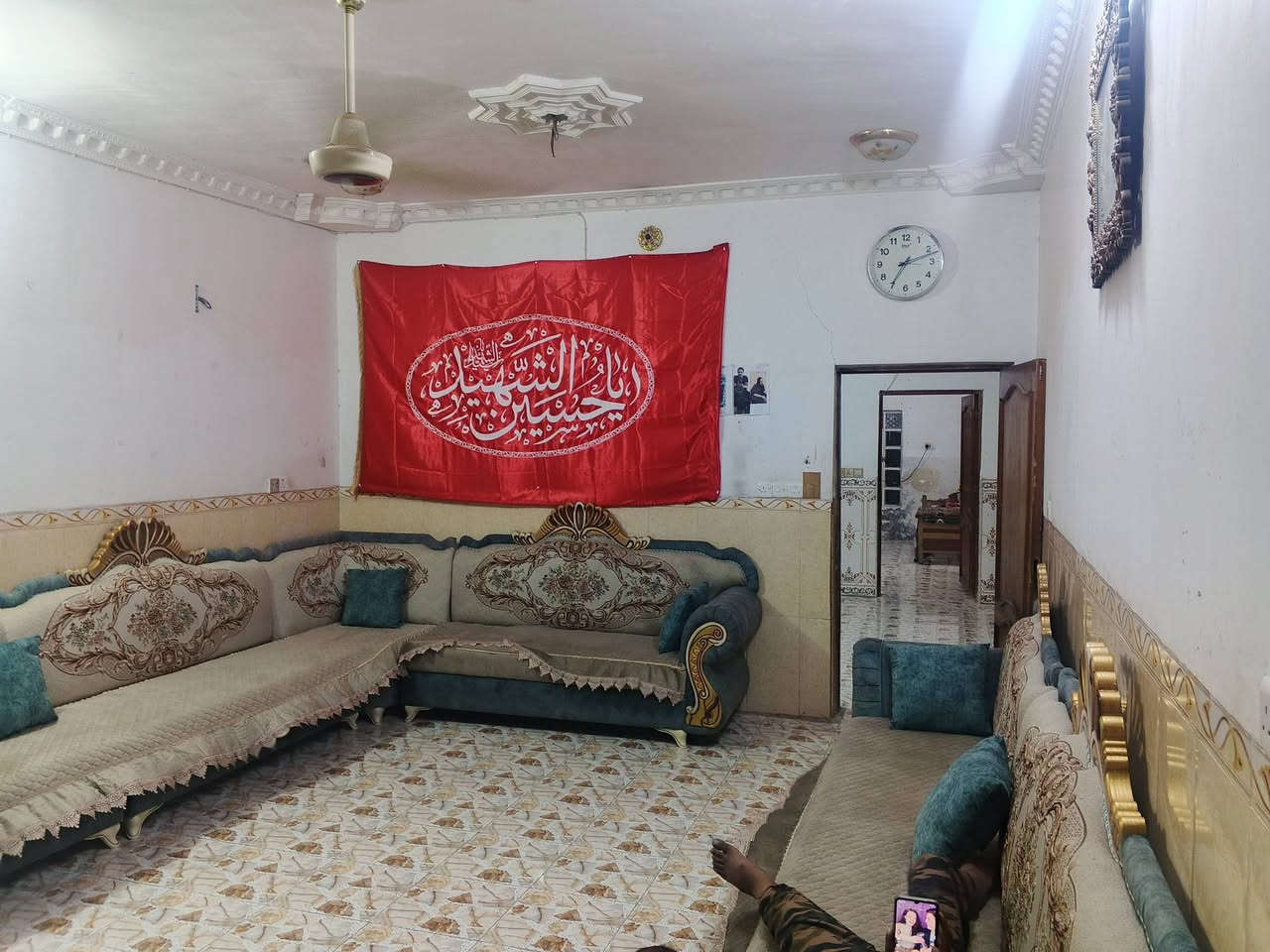 بيت للبيع 250متر موقع البيت الجمعيةعل شط شارع ابو الفضل البيت جاهز 4غرف نوم صحيات داخلية وخارجية شارع تبليط ومي ومجاري البيت قريب عل شارع العام السعر 115وبي مجال قليل ***********
