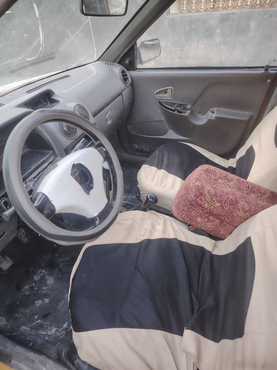 السلام عليكم سايبه مديل ١٢ نضيفه السيارة بس راعي ما واصله اتكفلك سرقه وعشاير وقانون مكاني نجف *********** السعر ٨ ورقات وبيه مجال للطيبين
