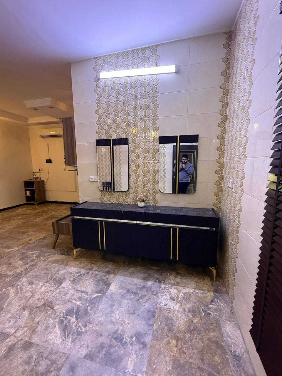 السلام عليكم:🏠🏠🏠🏡🏡
 #بيت مساحه 240 متر #للإيجار في المنصور حي المهندسين بظهر مطعم صاج الريف البيت يحتوي على 3 غرف نوم نظام سويتات وصاله كبيرة جدآ  #البيت مجهز  #بالسبالت ومنظومة #كاميرات ويحتوي  ع #مدخلين #مدخل ع صاله وع مطبخ وحديقه جدا كبيره وكراج يتسع سيارتين (البيت يأجر عوائل او شركات فقط)
 #الاستفسار ع رقم ::
*********** يوجد واتساب 📞.
