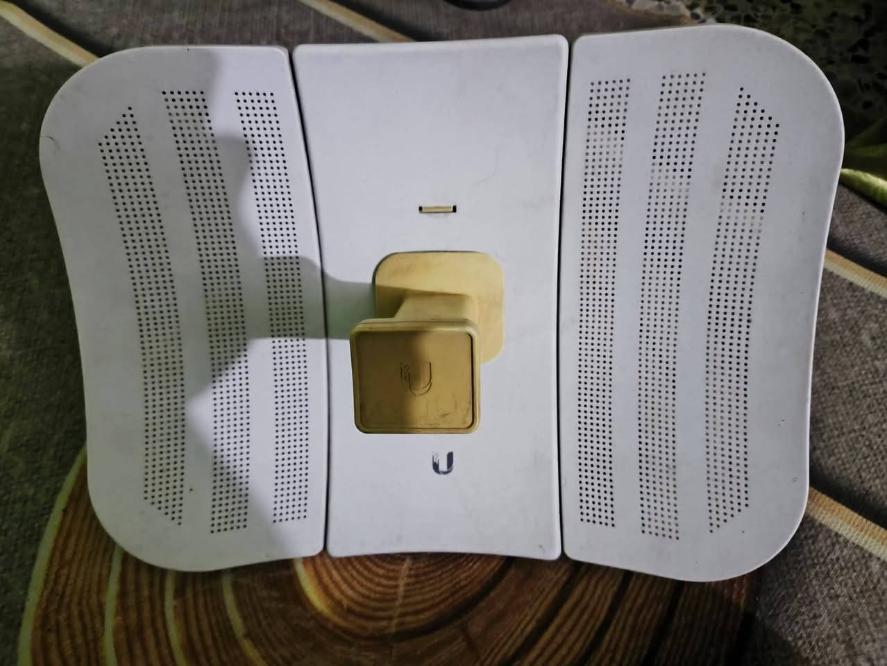للبيع في الحلة - بابل

Ubiquiti (LiteBeam )5( 1- لايت بيم 5 أصلي

شغال 100% ومجرب، نظيف

. يلقط مسافات بعيدة 5-10كم، يصلح للاشتراكات

TP-Link Archer C50 راوتر

dual band 2.4 + 5GHz ،ثلاث أنتينات .

. تغطية قوية للبيت أو المحل

شغال ومجرب

السعر :

النانو 55 ألف

الراوتر 25 ألف

الاثنين سوة: 75 ألف (نهائي)

المكان: الحلة

التواصل خاص أو واتساب ***********

التجربة قبل الشراء، والجهازين نظافات
