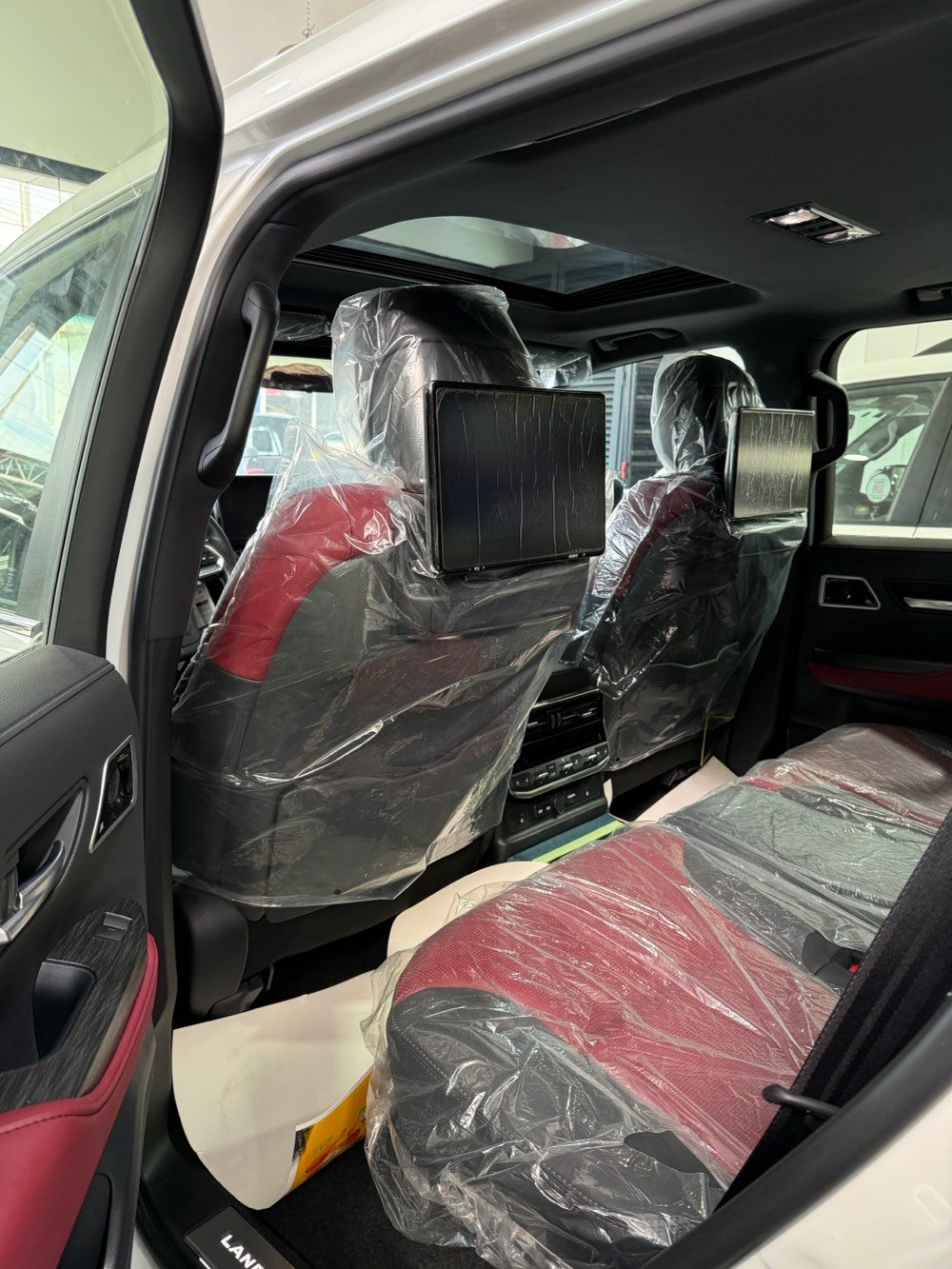 1. لاندكروزر VxR توين تيربو 2025 رقم بغداد العداء (3520 كم)مواصفات اللكزز
1. رادارات امامي جانبي خلفي تحديد مسار قيادة ذاتية
2.  كامرات محيطية عدد (4) فور ويل (4*4) تشغيل عن بعد 
3. محرك 6 سلندر 3500 توين تيربو هايبرد 
4 شاشة بالحجم الكبير شاشات خلفية اصلية ابواب شفط 
5. داتا شو عرض على الزجاج ستيرن كهربائي 7 راكب
6. كراسي الامامية كهرباء وتبريد وتدفئة وكرسي السايق ميموري ذاكرة كراسيالسبعة راكب كهرباء 
7. جنطة كهرباء كراسي الخلفية تبريد وتدفئة تشغيل عن بعد ابواب شفط 
1. لحاية امامية خلفية لحية 2026 ترايش نفخ بالابواب 