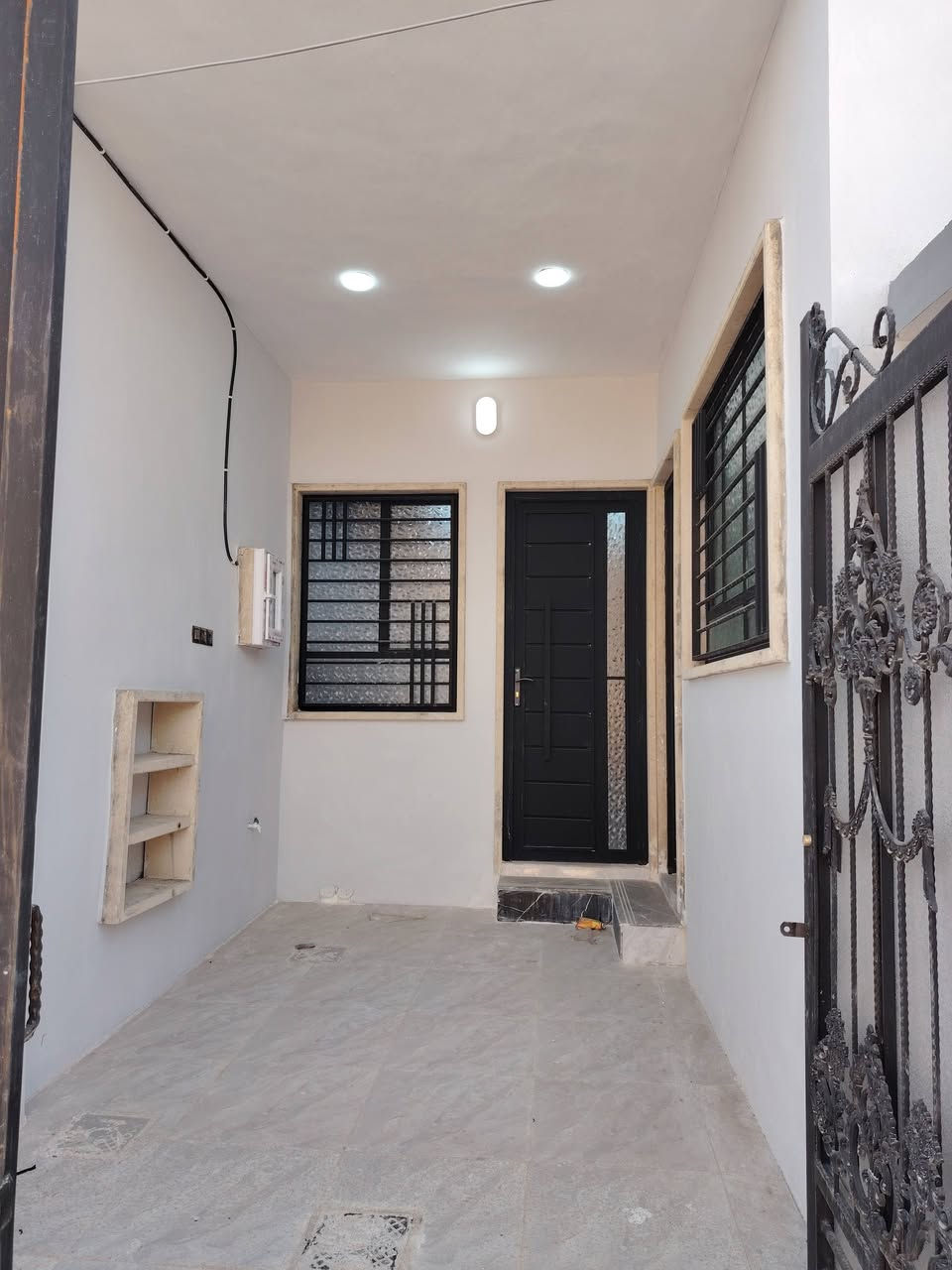 دار للبيع طابق ونص مساحه 100 متر موصل حي الانتصار 
شارع 60 خلف اسواق تبارك👉👉 سند طابو الزهور شرط 
الدار بناء حديث زيرو ستلام فوري يتكون من 3 غرف نوم
وهولين واستقبال ومطبخ وحمامين خدمات كامله تبليط السعر 90 وبي مجال للشراي للاستفسار الاتصال على الارقام التاليه 
***********
*********** وستلام فوري
