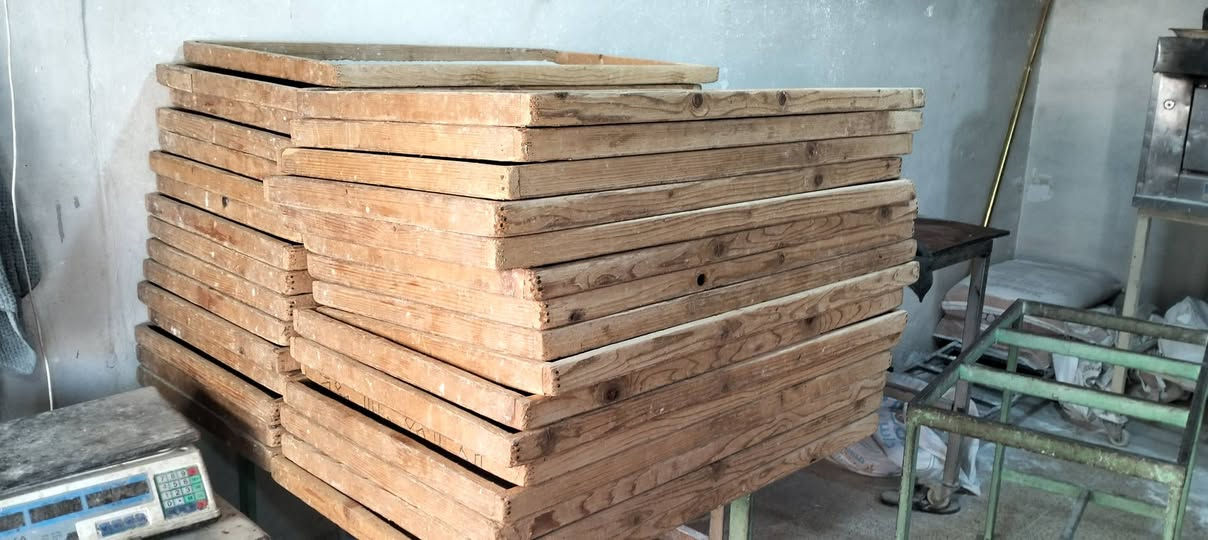 السلام عليكم بيع غراض فقط بدون موقع(فرن دوار ايراني بوكان باب الاول) مع سلة صمون مع 3عرباين مال طاوليات مع ميز تقطيع مع عجانة ام الكيس مع 50طاولي مع فرن توماتيك طبقة وحدة مع عربانتين توماتيك و30شرح مع اربع مدارج عرض....موصل حي سومر 
***********
***********
