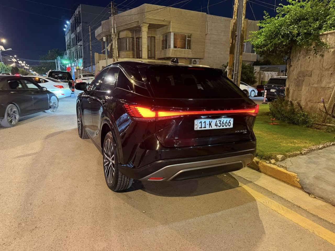 Lexus Rx 350H 2024
* محرك: 2.5 لتر – 4 سلندر + محركات كهربائية
* النظام: Hybrid Lexus System
* القوة الإجمالية: ≈ 246 حصان
* ناقل الحركة: E-CVT
* نظام الدفع: AWD (دفع رباعي إلكتروني)
* نظام Lexus Safety System
* فرامل طوارئ تلقائية
* رادار أمامي
* Lane Assist (المحافظة على المسار)
* نظام الاصطفاف الذاتي
* Blind Spot Monitoring
* كاميرا 360°
* حساسات أمامية وخلفية
* شاشة وسطية: 14 إنش
* Apple CarPlay + Android Auto
* مقاعد جلد
* تبريد + تدفئة
* تشغيل بصمة + تشغيل عن بعد 
* شاحن لاسلكي
* نظام صوتي 
* لون: أسود (BA BLACK)
* إضاءة LED كاملة متغيرة 
* ويل 19 
* مرايا كهربائية + طي أوتوماتيكي
* سقف سلايد
* دخول ذكي لكافة الابواب مع فتح وغلق الباب الخلفي بحساس القدم.
* سقف كنتارة
* ممشى السيارة 11 الف كم 
* حادث السيارة الجاملغ الخلفي الايسر (مصلح ومصبوغ)
* ⁠السعر 43,500$
***********

