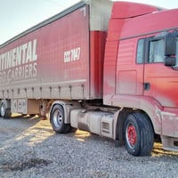 شاحنة موديل 2003 • مكينة جديدة • كفرات جديدة