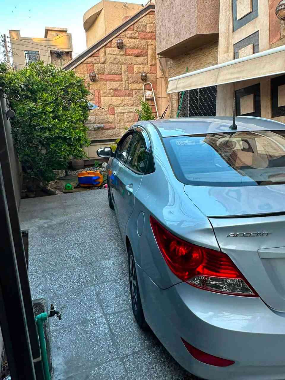 هواندي اكسنت خليجي 

موديل 2015 

محرك 1600 

بيه ضربه خفيفه بلجاملغ والصندق 

سياره بأسمي ثاني يوم احولك 

مكان السياره بغداد السيديه 

السعر. / 80 ورقه وبيه مجال 

للاستفسار. ***********
