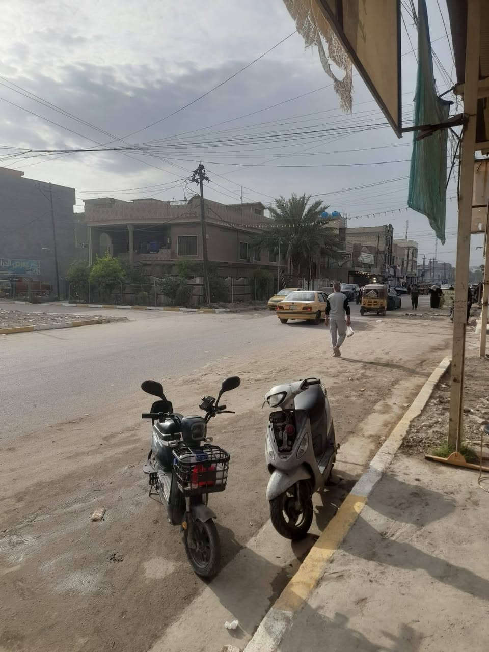 محل احذيه وسليبرات للبيع لعدم التفرغ في حي البساتين شارع الضباط موقع تجاري للاستفسار ***********
