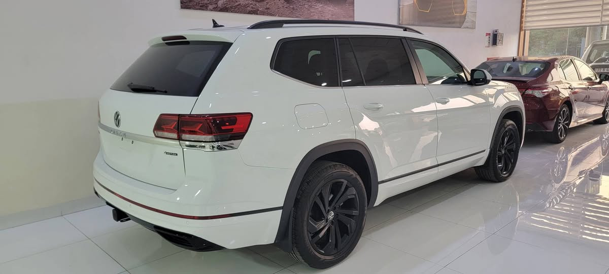 السلام عليكم
Volkswagen Atlas SE 2023 4MOTION 

✨ فول مواصفات (عدا الفتحة)
سيارة عائلية قوية، مريحة، ونظيفة جداً

⚙️ المواصفات:
 • محرك ٦ سلندر 
 • دفع رباعي 
 • تشغيل بصمة + تشغيل عن بُعد
 • شاشة كبيرة تدعم Apple CarPlay و Android Auto
 • 7 مقاعد – 3 صفوف
 • جلد قرميدي فاخر
 • تبريد ثلاثي + تحكم كهربائي بالمقاعد
 • جنوط رياضية 20 إنج أسود
 • أضوية LED كاملة
 • كاميرا خلفية + حساسات أمامي وخلفي
 • نظام النقطة العمياء
 • تحذير اصطدام + كبح تلقائي
 • مثبت سرعة ذكي (Adaptive Cruise Control)
 • نظام مراقبة المسار
 • باب خلفي كهربائي يُفتح بحركة القدم

📌 ملاحظة: حادث خفيف (صبغ نص بند و جاملغ) رقم شانصي موجود بالصور
📍 مكان السيارة أربيل

💰 السعر: ٢٦٥٠٠ دولار

📞 للاستفسار: ‭0750 446 6341 ‬
