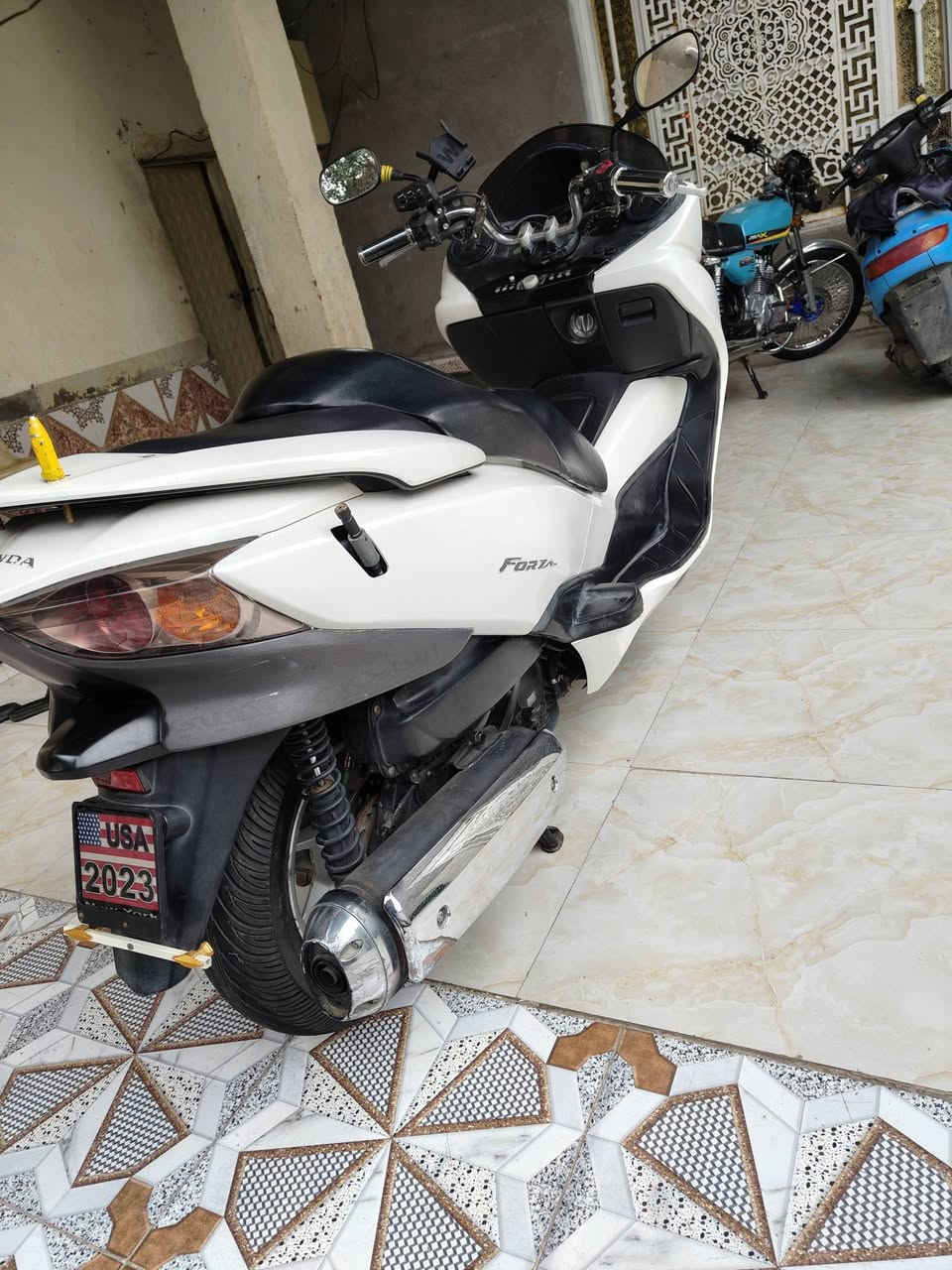 دراجة صفر عشرة  10/0 رمبة مكفولة كفالة عامة عمية ابلاد فول موصفات الون ابيض صدفي الدراجة احلة من صورة الايتات زنون مسجل اواكس بلاتوث تايرات جدد كلوب جنطة شلعة ومعدل فول وراق كاملة كمرك وسعر 13 وبية مجال مكاني العمارة ناحيت السلام الرقم ***********
