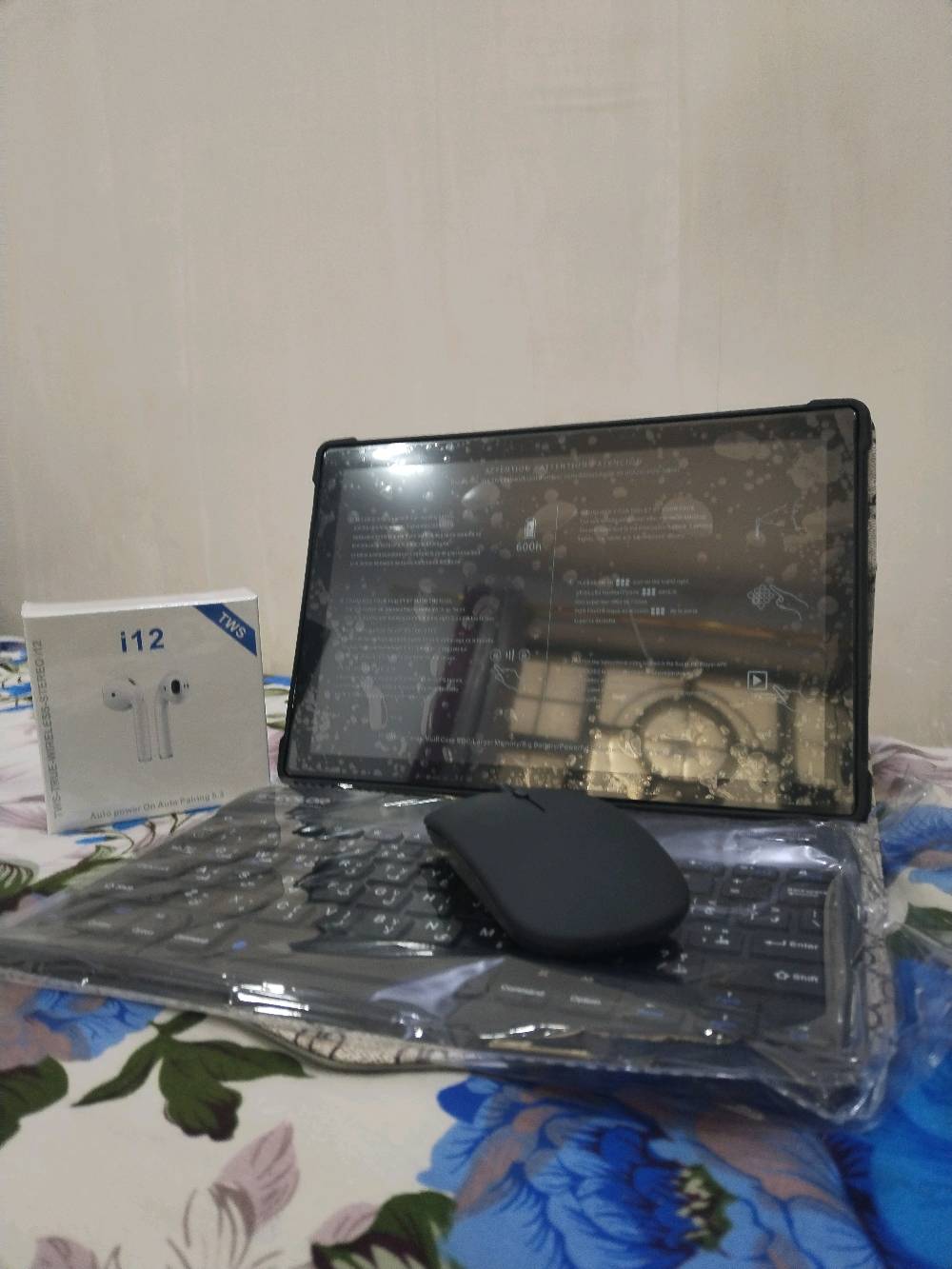 ايباد ذاكره 512GB  وعشوائية 16GB نظام اندرويد 13 اللون ازرق يحتوي على منفذ رام للذاكرة الخارجية ويدعم شريحة SIM ويدعم شبكة الجيل الخامس ياتي مع ملحقات :كيبورد بلوتوث +ماوس+ايربود+مع سبيكر بلوتوث صغير + كفر ولاسق للجهاز كامره 30 ميگا بكسل صوت الجهاز ستيريو سماعتين يصلح للدراسةسعره 90 الف وبي مجال للطيبين متواجد مراسلة الصفحه او واتساب على الرقم *********** توصيل موجود