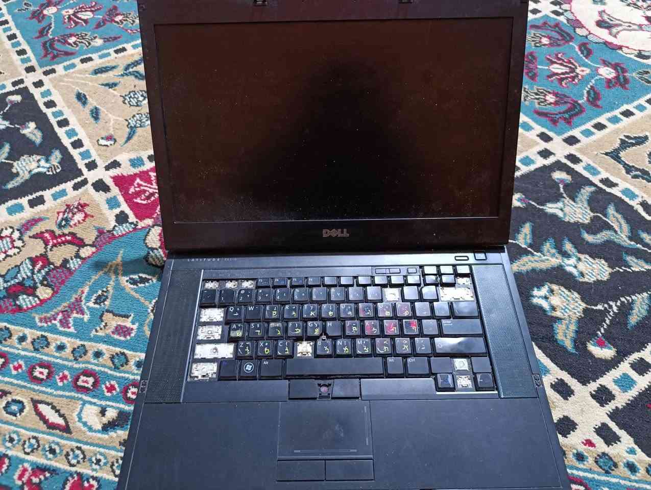 السلام عليكم عندي لابتوب قديم نظام ضارب ماكدرت اشغله ابيع على وضعه 
مواصفاته: Dell Latitude E6510.
المواصفات الأساسية (تقريباً حسب هذا الموديل):
المعالج: Intel Core i5 أو i7 جيل ثالث او ثاني
الرام: من 4GB DDR3
كرت الشاشة: Intel HD أو NVIDIA NVS 3100M
الشاشة: 15.6 بوصة
التخزين: HDD 500
المنافذ: USB، VGA، DisplayPort، LAN

مشتري قبل سنه 120ابيع 90قفل قفل مكاني ناصريه شطره مستعجل جدا جدا على بيع 
اكرر موصفاته طلعته على ذكاء الاصطناعي ماعرفله حولت بلي وتركت چنت اشغل على بوبجي وفورتانيت ومحاكي بلي 2 رقمي***********(توصيل ماعندي لو كدرت ادبرلك
