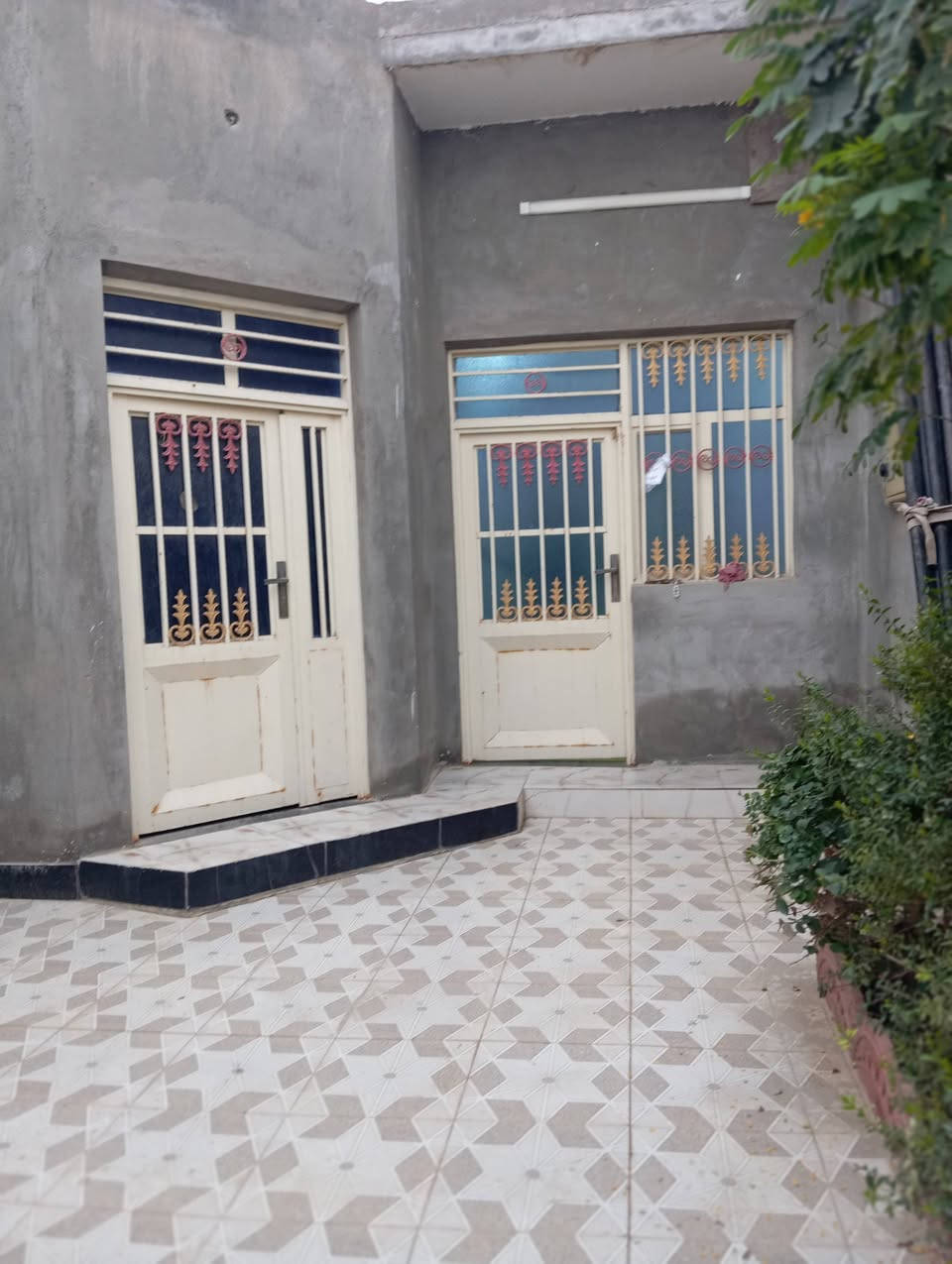 بيت زراعي للبيع مساحه 135
يتكون من غرفه نوم وصاله ومطبخ وديوانيه 
مكان حي امام رضا قرب مدرسة صينية شارع  عادل حاشوش نهايته استفسار اتصال على رقم ***********
