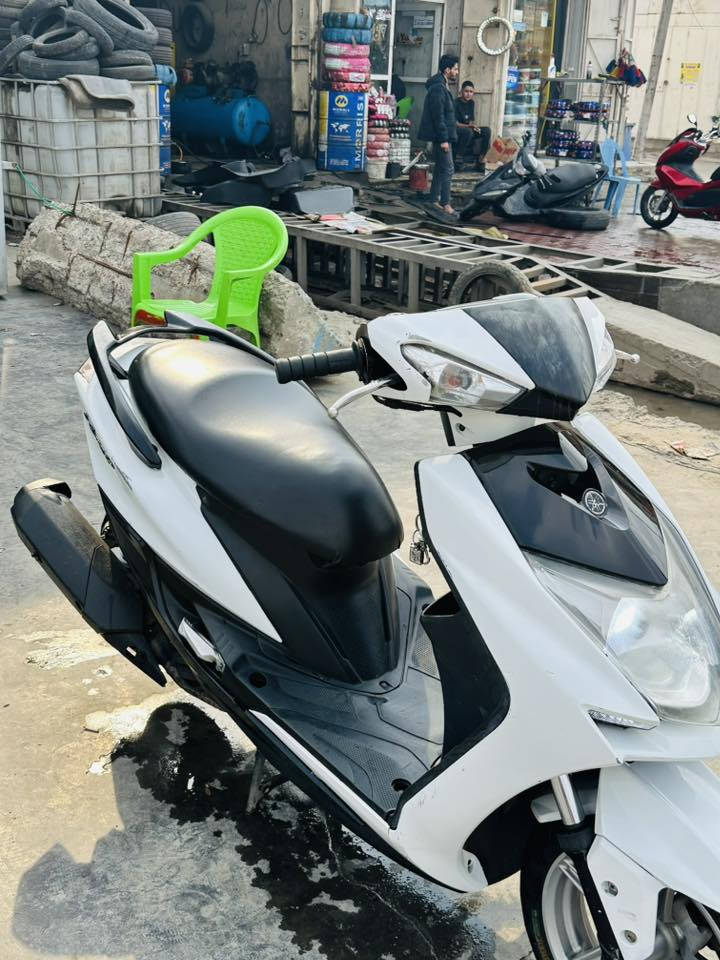 السلام عليكم للبيع دراجه سكنس شمعه موديل ٢٢ دراجه مال جناي مكفوله من كلشي  السعر 1750 العنوان ام الكبر رقم الهاتف ***********
