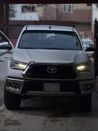 هايلوكس 2021 SAS السياره نضيفه ولا زلغ بيهه  ماشيه 44كم   السياره باسم...