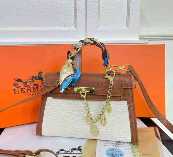 حجم صغير العرض 22 سم ارتفاع 14 سم  
#احذية_وحقائب_خالد خانقين مجمع شاكر رضا
 توصيل داخل خانقين وكل المحافظات 
واتساب *********** 
صفحتنا على الانستا 
‏https://www.instagram.com/khaled_bags_shoes?igsh=aHgzNnAyeDc0cGd1
السناب 
‏https://www.snapchat.com/add/khaledzahawe?share_id=GwP3kgwzTro&locale=ar-EG-u-nu-latn
التيك توك 
‏https://www.tiktok.com/@khaledzahawe?_t=8kEouIPTpO1&_r=1
الفيس 
‏https://www.facebook.com/khaledbagsshoes?mibextid=ZbWKwL
