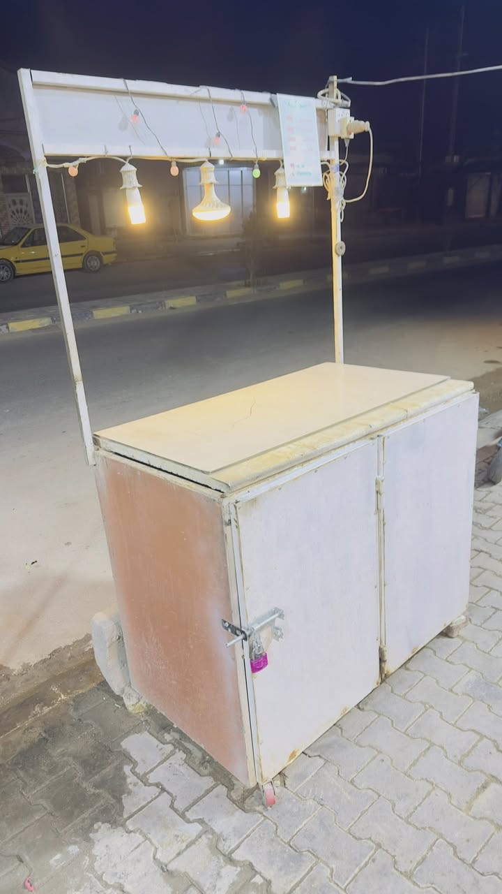 سلام عليكم ميز كافتريا للبيع و يرهم مشروع صغير
الميز الكبير بي من الداخل رفوف ثنين فوك و جوا
رايدهن كلهن ب350 و بيهن مجال 
مكاني نجف-مشخاب
*********** واتساب او اتصال
