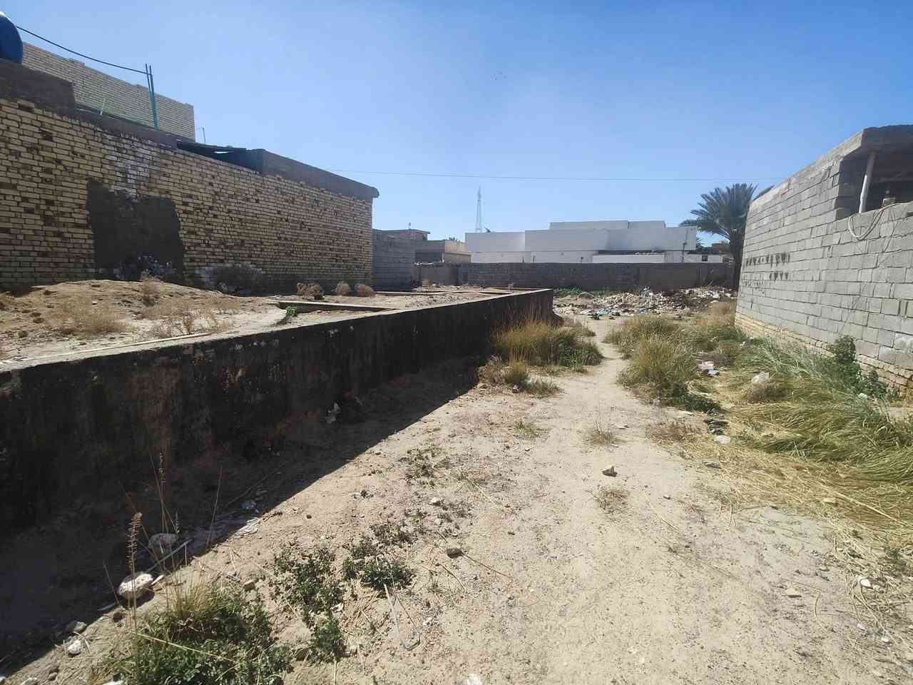 السلام عليكم قطعه للبيع المساحه 300مترمبني قسم  من بتلو كامل مزفت  150متر ولباقي منه150قطعه يحتوي على غرفتي النوم وصاله واستقبال وصحيات قريب الكورنيش  مرقم وكامل من ماء مجاري و كهرباء السعر 33 وبي مجال مراجعه دلاليه سيد حيدر ***********
