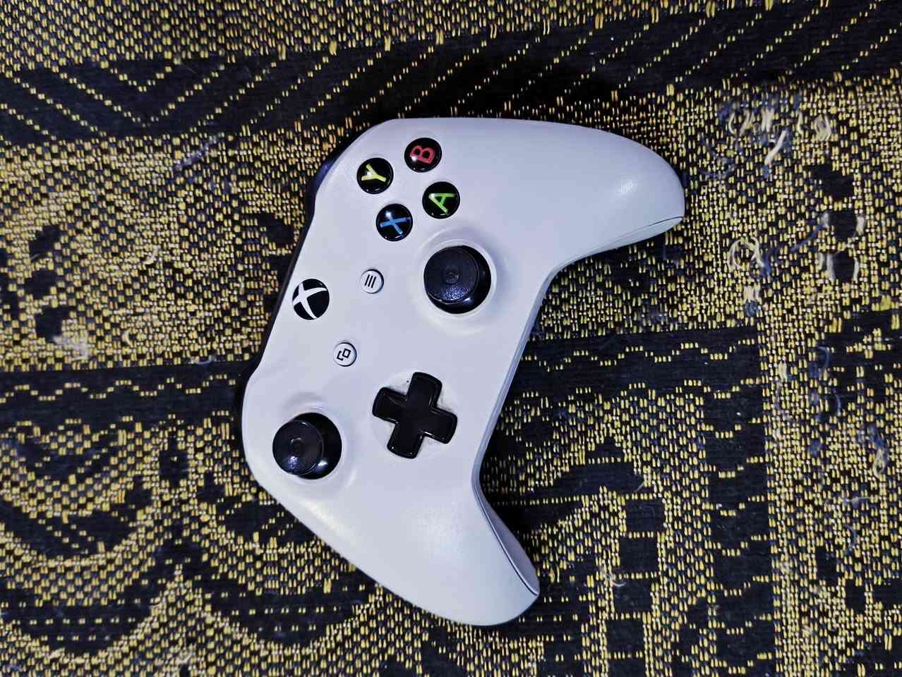 السلام عليكم 
Xbox One S للبيع نظيف مثل ما موضح بالصور، ما داخل تصليح مابي أي مشكلة سعر 180 الف وبي مجال بسيط. 
***********
