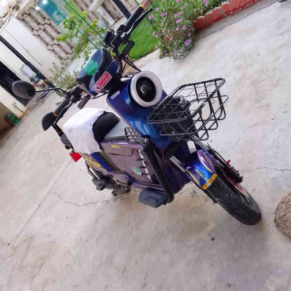 يا الله ماطور للبيع النوع  R9الماطور نضيف مداريه احسن مداراه بطاريات 32امبير الموصفات 
1 جنطه كبيره 
2اشاير يمين يسار دبل اشاره 
3استاند موبايل 
4نشرات ليليه باجنطه وبل جاملوغات 
السعر 650 الف وبيه مجال 
***********اتصل وتدلل 
المكان ديالى طريق الخاص سراجق
