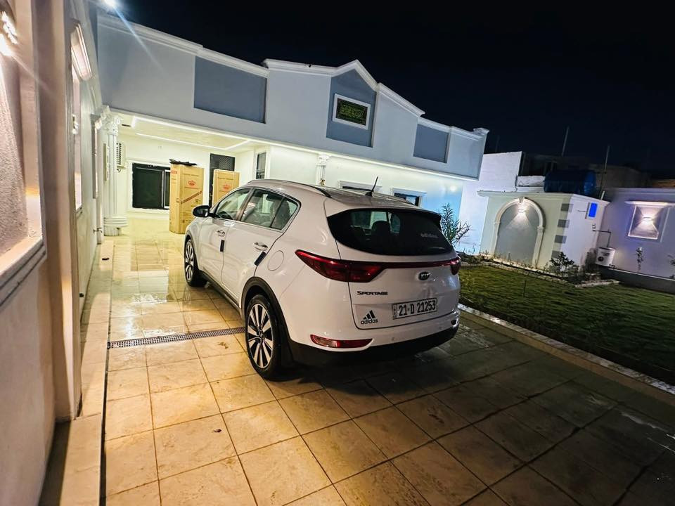 السلام عليكم سبورتج خليجي موديل 2018

سياره خليجي كفاله عامه من الضربه والصبغ

سياره فقط بيها بل جنطه علا كد اربع صابع عندي نطخت وعفتها علا حطتها ما سويتها موضحا بل صور قرب وشوفها 

وبيهه بارد بصيط كلش قليل 

سياره رقم سليمانيه تحويل ثاني يوم  

محرك 2000 دوش 🚀 
حساسات امامي وخلفي 
كامرة خلفيه
بصمه تشغيل 
ثلاث انضمة قياده ( ايكو نورمل سبورت )
بصمه بواب 
نضام ترحيب 
مري شفط 
داخل عسلي لونين 
سياره ماشيه 116 كيلو قابل للزياده
سياره سعرها 185 وبيها مجال جداً بصيط 

العنوان بغداد الكرخ 

رقم الهاتف *********** متوفر وتساب
