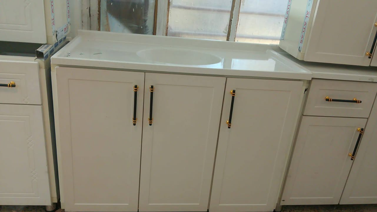 كاونتر المنيوم 
هيكل المنيوم والأبواب اج دي اف قياس مترين مع سنك متر وربع كله مرمر السعر ٨٠٠ مكان السيدية اتصال *********** بي واتساب
