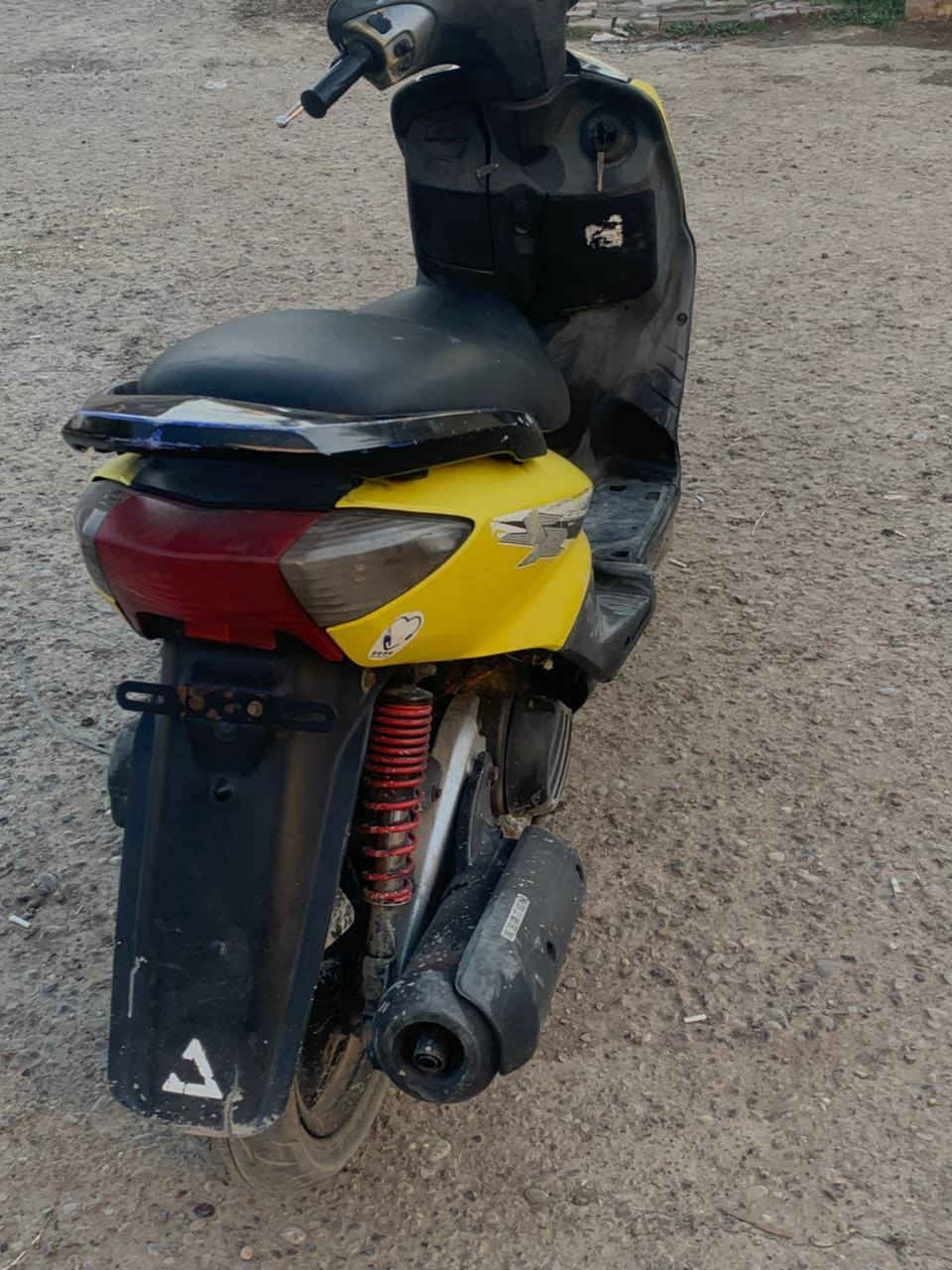 دراجه سكنس نثيه محرك مال رمبه شداله بلادي ما مفتوح كابريته بلاديه كهربائه كله شغاله  اشاير لايت عالي ناصي
سلف بلادي كفرات بلاديه عداد السرعه وعداد البانزين يشتغل 
مكاني بغداد الدولعي 
تصال ***********
