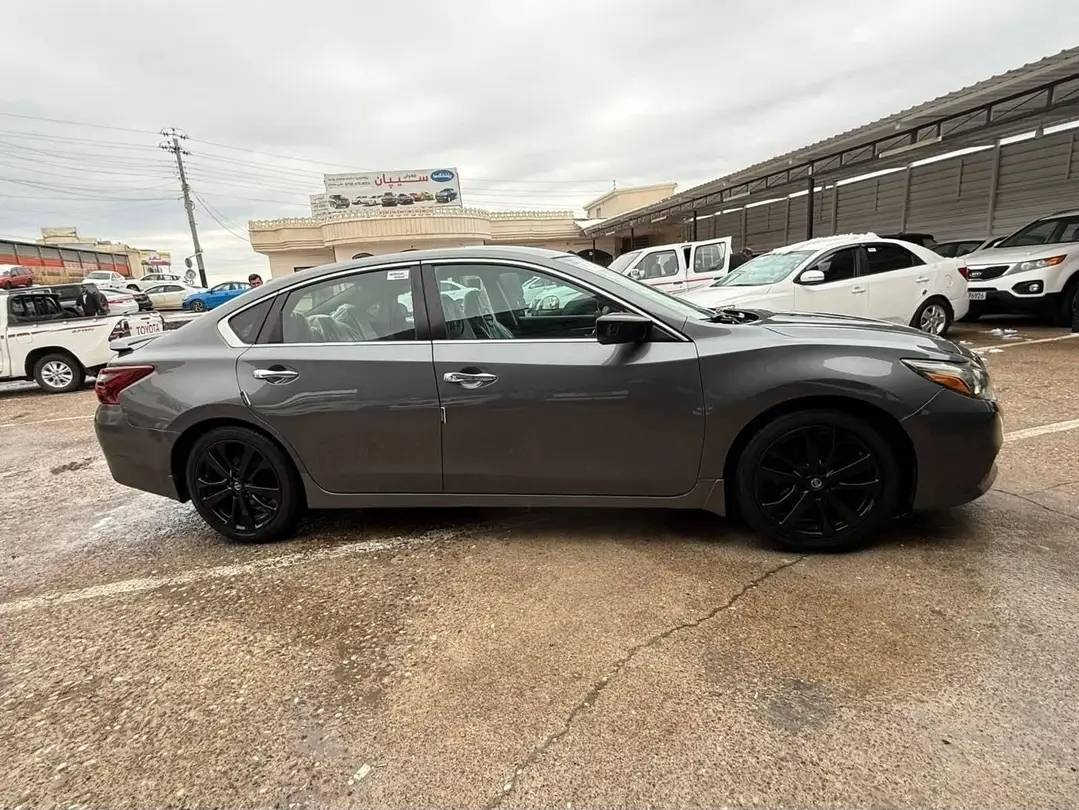 السلام عليكم
نيسان التيما  2017 فئة SR
محرك وكير كفالة
فول عدا سلايت 
مواصفات 
فول تحكمات استيرن
تحكم كير سبورت عن طريق شفتات الستيرن
مثبت سرعة
مانع انزلاق 
بصمه ابواب وصندوق 
تشغيل عن بعد
يدات نيكل
كشنات كهرباء 
دبل كزوز 
حجر بيئة
شاشة وكامرة خلفية 
بقيه مواصفات SR  المعروفة

ماشية 90 الف مايل 
محرك  2,5 المرغوب يعني 4 سلندر
ضرر امريكا فقط جاملغ ومبدل بنفس اللون
يعني السيارة بدون صبغ 
 السعر 123


**إذا كنت صاحب هذا الإعلان وتريد حذفه لأي سبب، رجاءا أرسل رسالة إلى الدعم الفني**